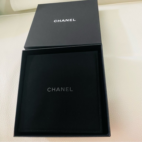 Chanel necklace box with velvet sleeve, ribbon, camellia, and booklet - Picture 7 of 7
